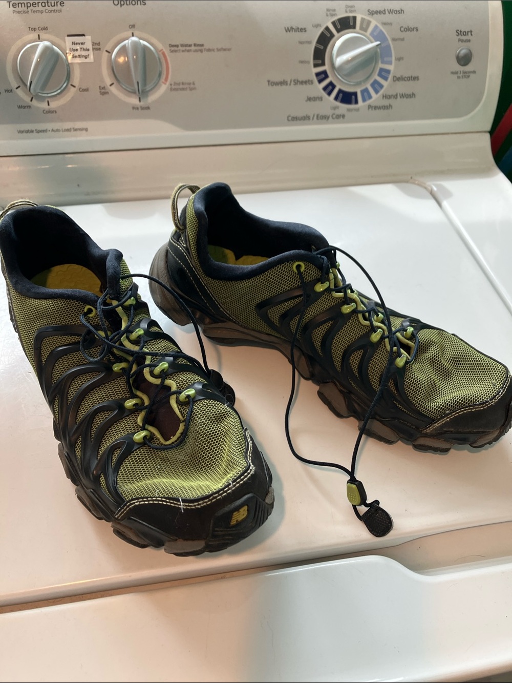 Men’s 9.5 new balance 921 water sneakers shoes green black